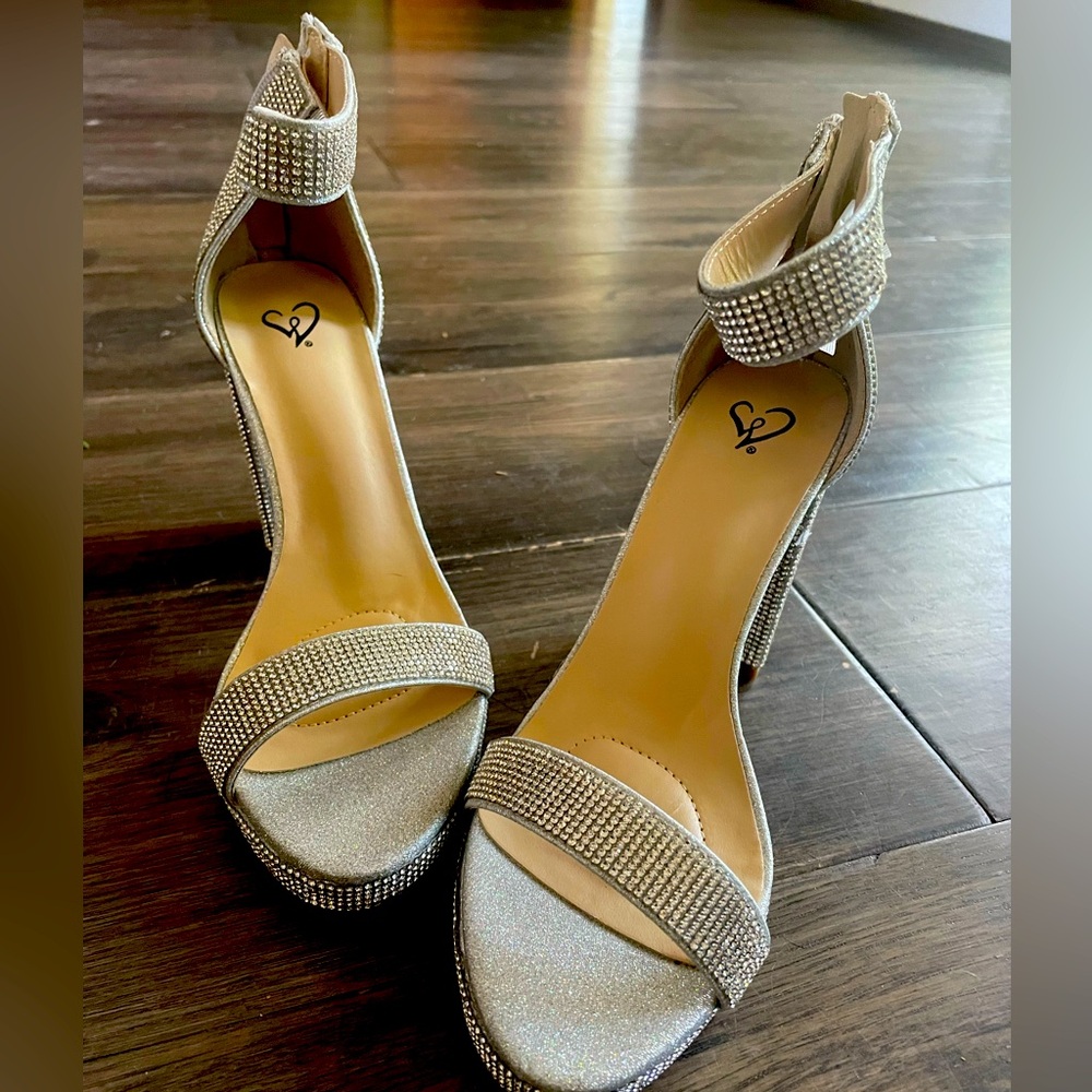 Brand new Windsor sparkly silver heels. Size 7. Never used. Perfect for parties!